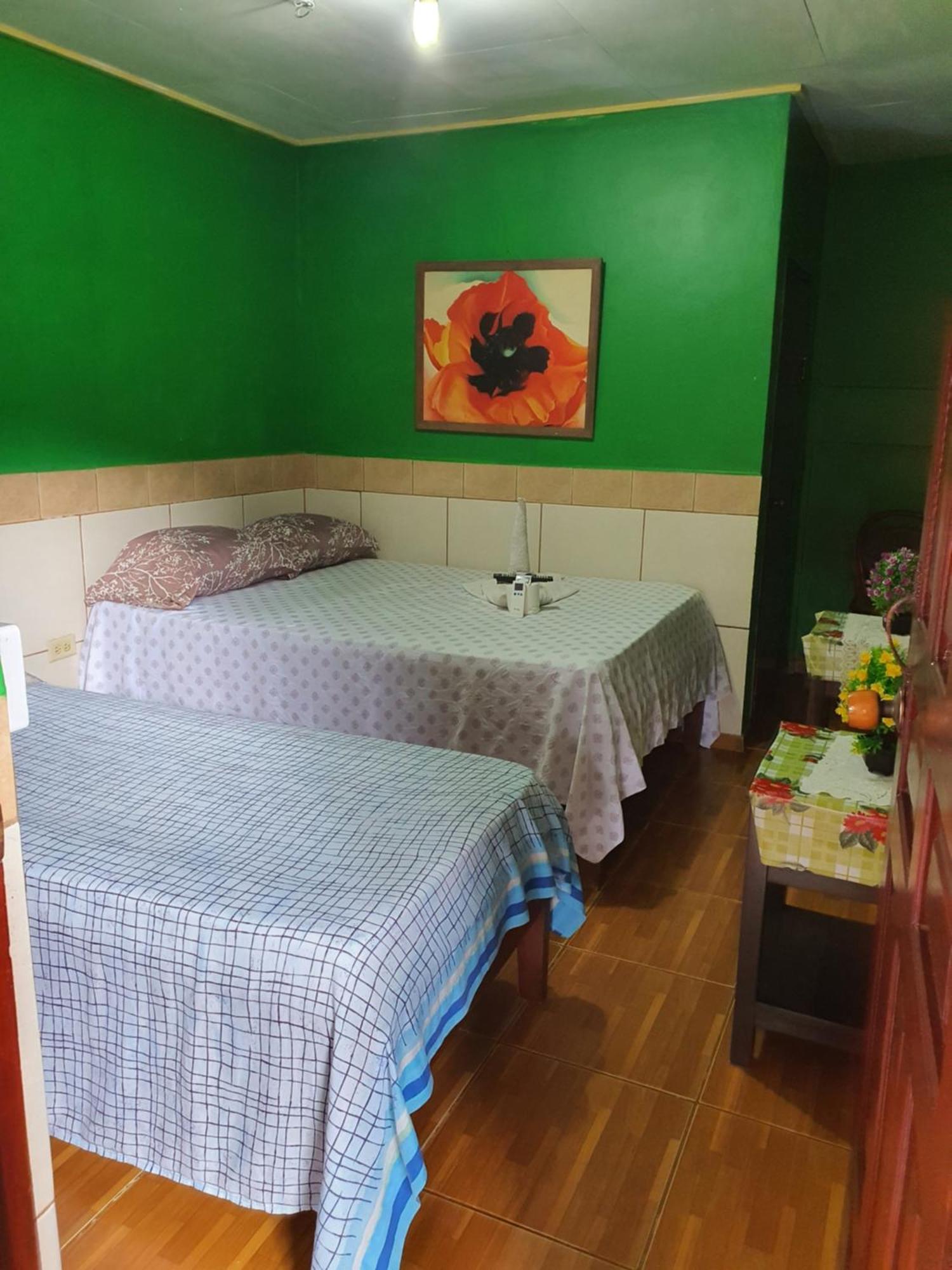 Hotel Economica Coxen Hole Ngoại thất bức ảnh