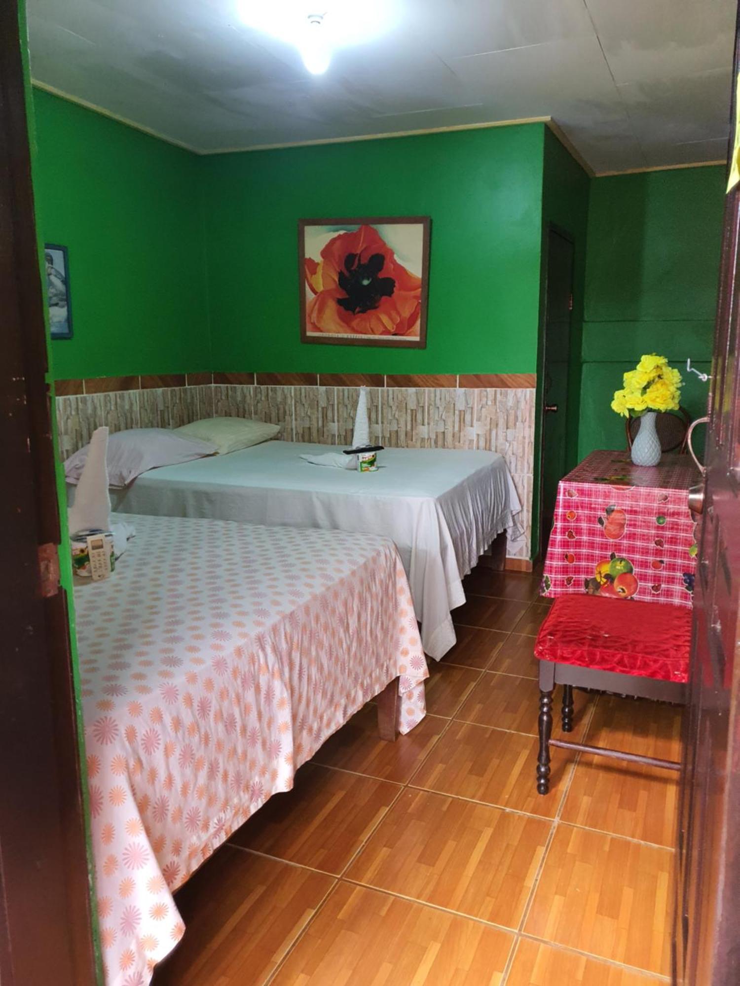 Hotel Economica Coxen Hole Ngoại thất bức ảnh