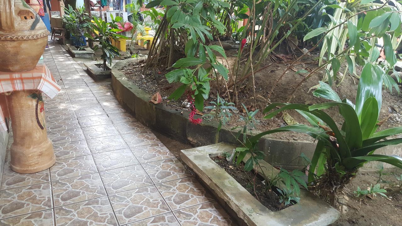 Hotel Economica Coxen Hole Ngoại thất bức ảnh
