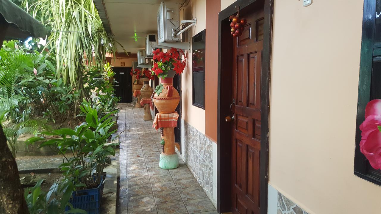 Hotel Economica Coxen Hole Ngoại thất bức ảnh