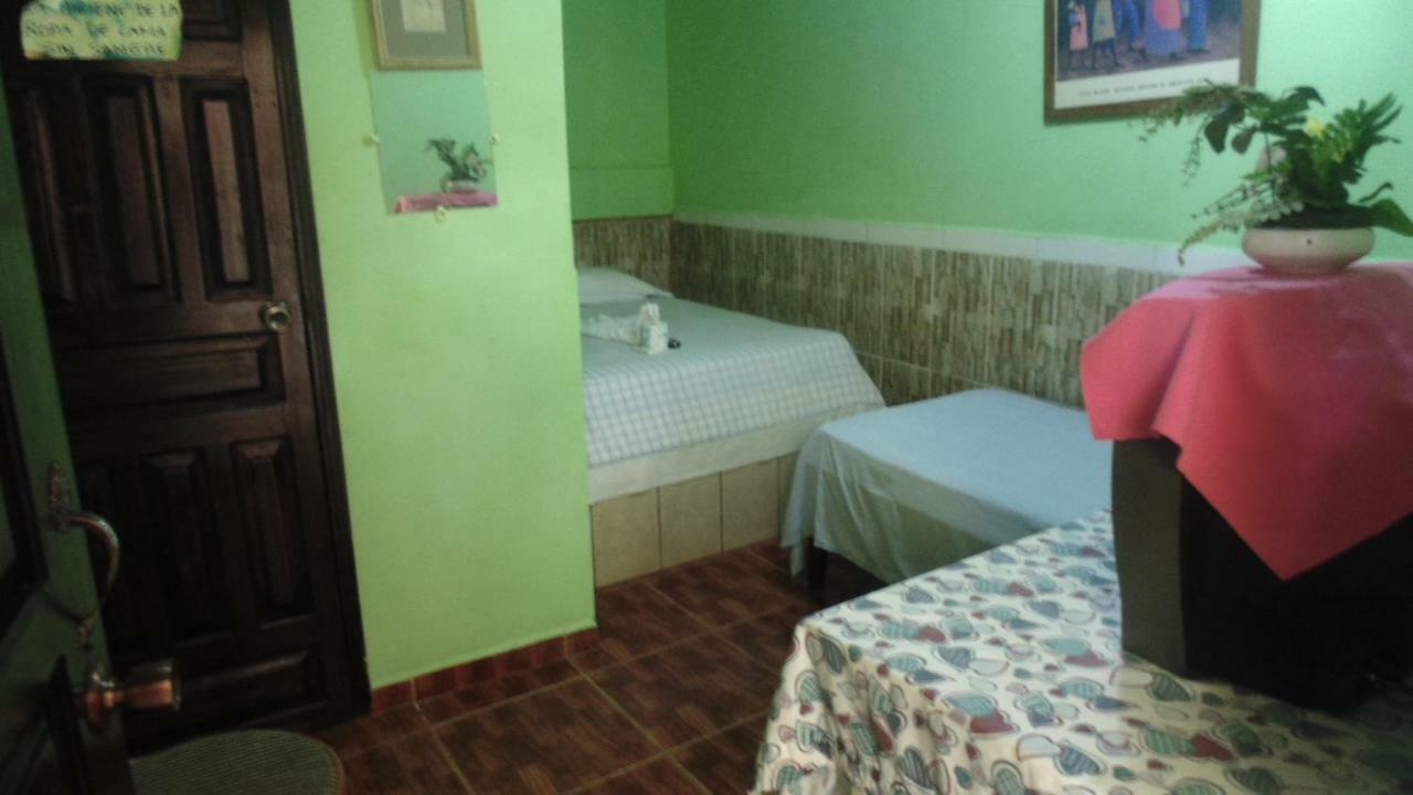 Hotel Economica Coxen Hole Ngoại thất bức ảnh