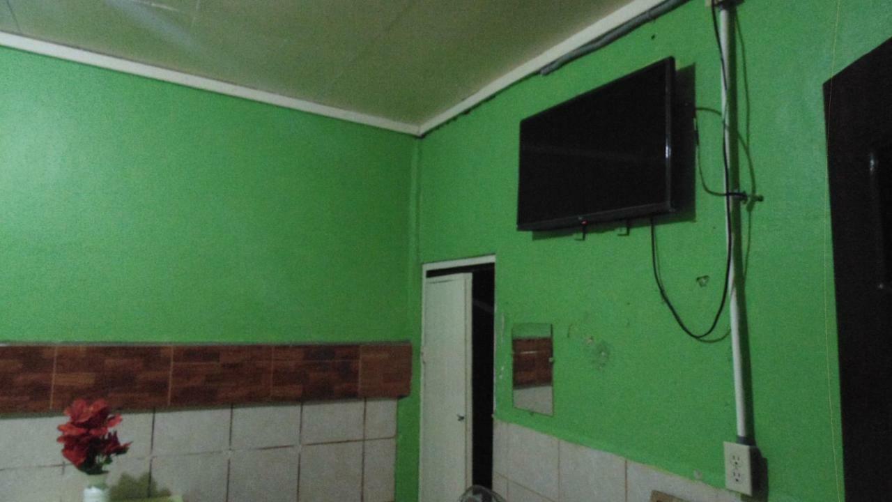 Hotel Economica Coxen Hole Ngoại thất bức ảnh